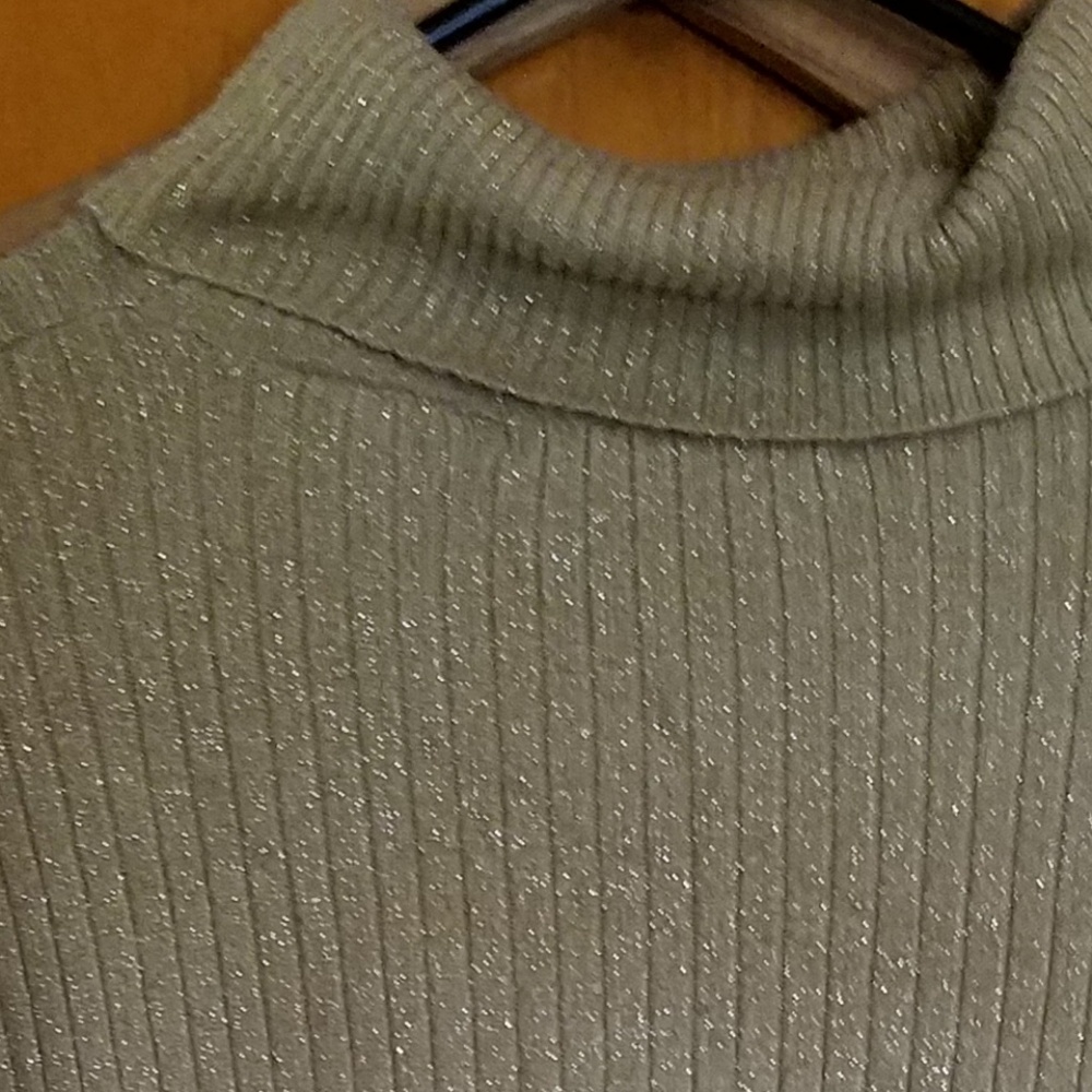 Golden pull over - Picture 3 of 4